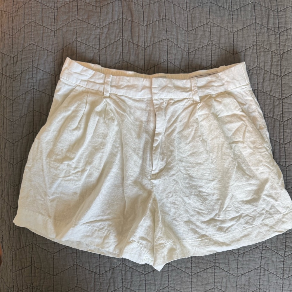 GAP White Linen high rise shorts. Size M